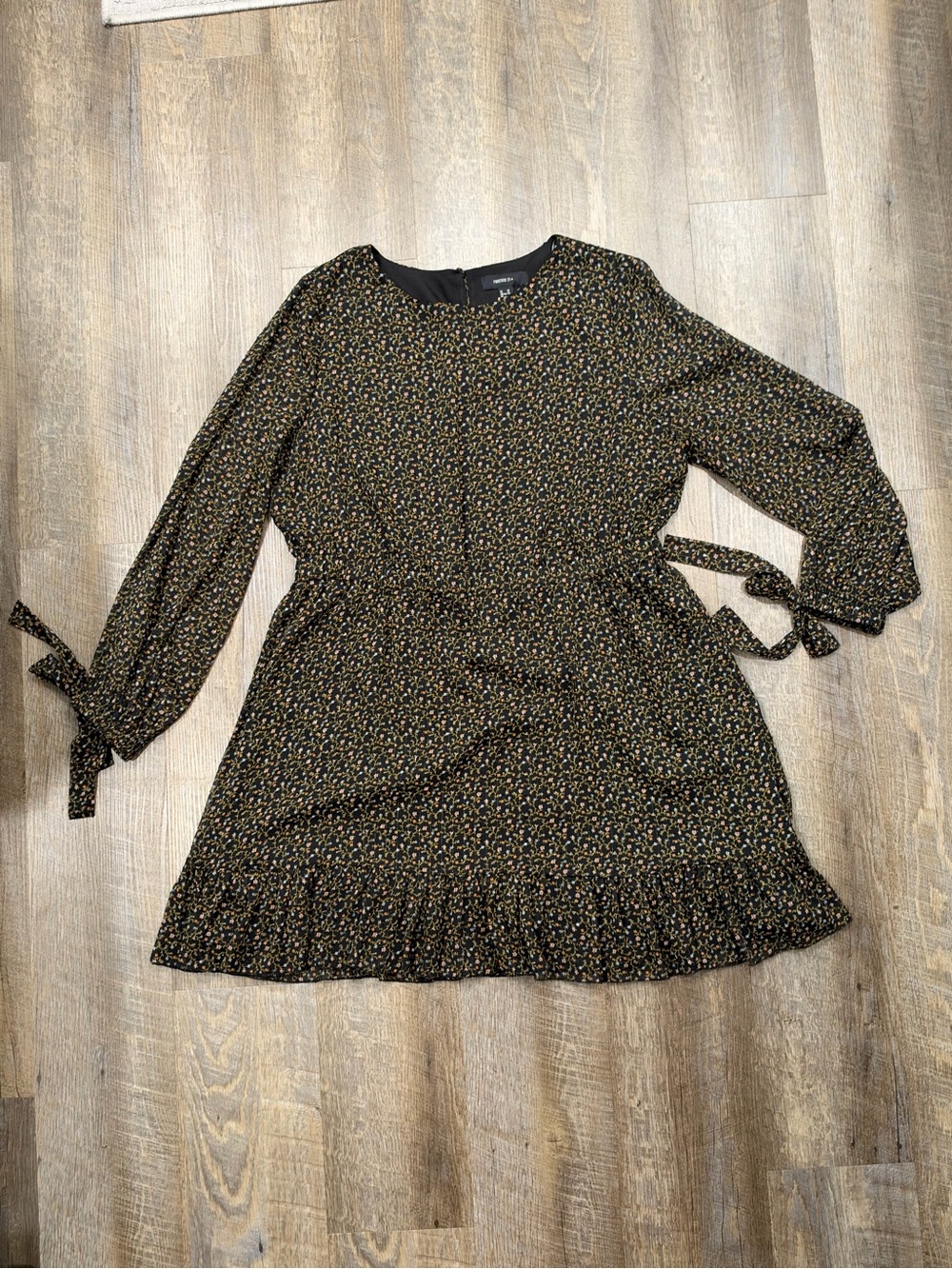 Plus size Women’s Black Floral Tie-Sleeve Dress